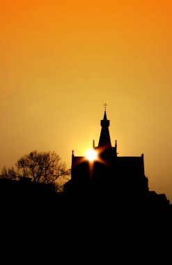 Turuncu gün batımlı kilise manzarası