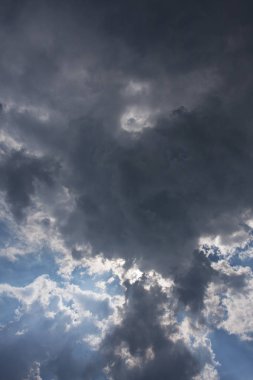 Gri fırtınalı bulutlu mavi gökyüzü
