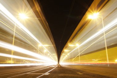 Tramvaylar hafif patikalardan geçiyor