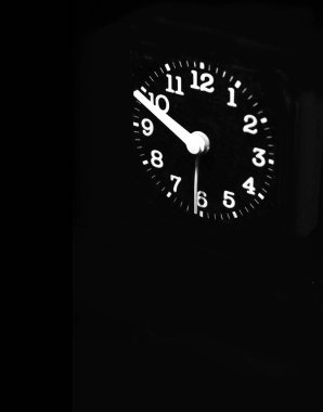 Siyah arkaplanda saat ve saat görüntüsü
