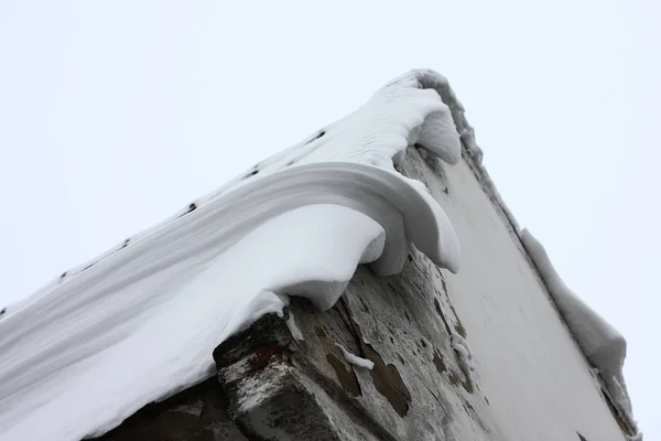 Γραφική Θέα Του Windblown Χιόνι Στην Οροφή — Φωτογραφία Αρχείου