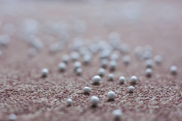 Weiße Steine Auf Braunem Teppich Verstreut — Stockfoto