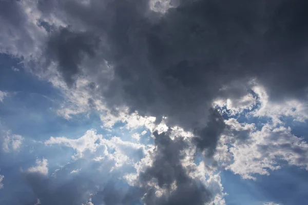 Blå Himmel Med Grå Stormiga Moln — Stockfoto