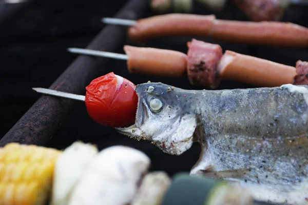 Vis Met Groenten Grillen Buiten — Stockfoto