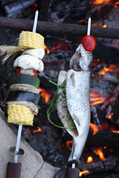 Vis Met Groenten Grillen Buiten — Stockfoto