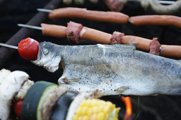 Vis Met Groenten Grillen Buiten — Stockfoto