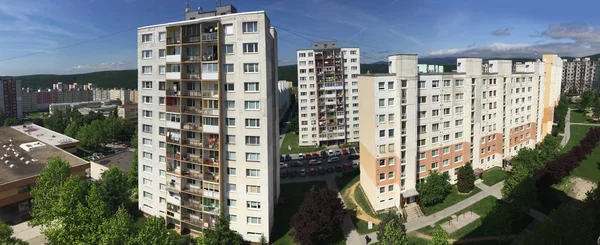 Yüksek Beton Binaların Sıra Sıra Manzarası — Stok fotoğraf