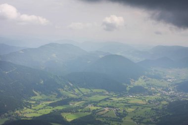 Manzarası dağdan vadiye kasaba ve köy ve kara bulutlar