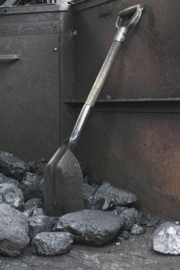 Buhar makinesindeki kömürün ve küreğin yakın görüntüsü  