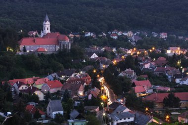 Tepedeki manastır manzaralı, gün batımında köy manzaralı.