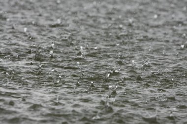 Gün batımında dalgalı nehir suyu