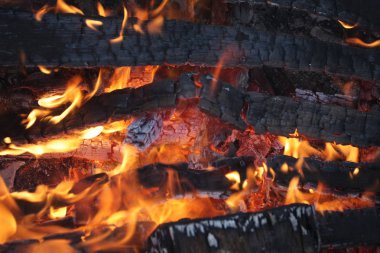 Yanan ateşin yakın görüntüsü