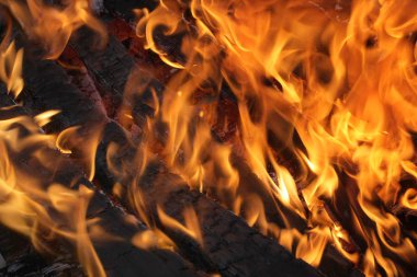 Yanan ateşin yakın görüntüsü