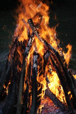 Yanan ateşin yakın görüntüsü