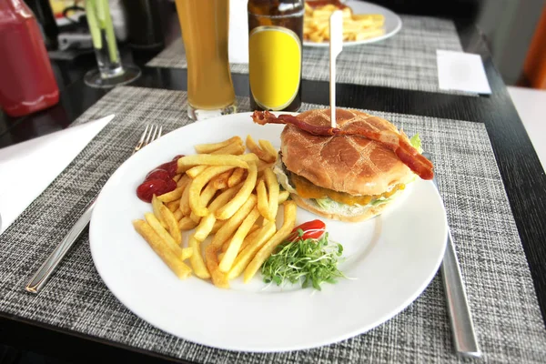 Closeup View Gourmet Hamburger White Plate — Stock Photo, Image