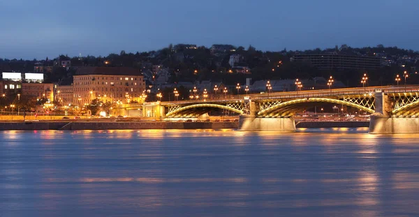 Живописный Вид Ночной Мост Вечерней Реке — стоковое фото