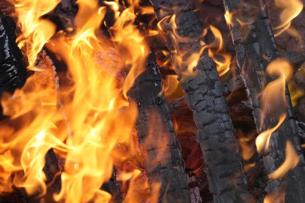 Yanan ateşin yakın görüntüsü