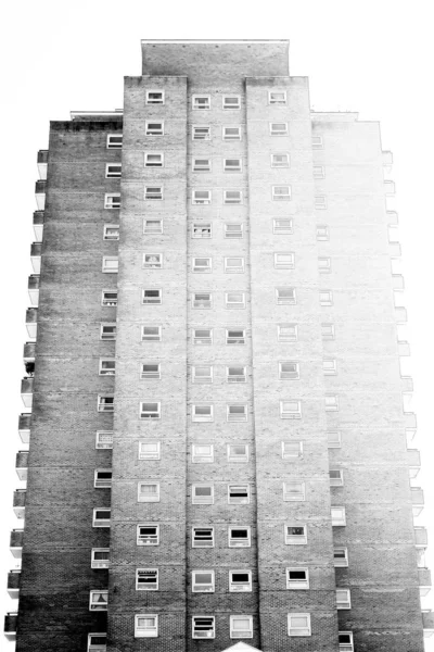 Ψηλό Κτίριο Κατοικιών Στο Δραματικό Φως — Φωτογραφία Αρχείου
