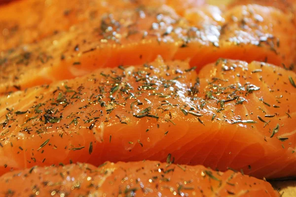 Çiğ somon parçalarının yakın görüntüsü