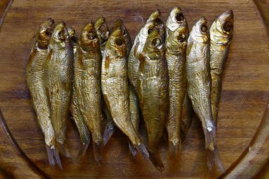 Tahtada füme balığın yakın görüntüsü