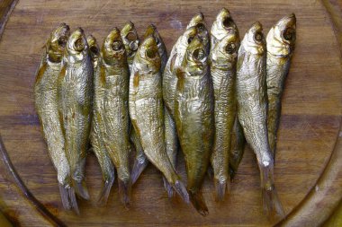 Tahtada füme balığın yakın görüntüsü