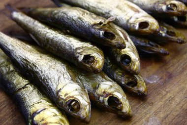 Tahtada füme balığın yakın görüntüsü