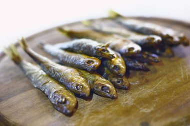 Tahtada füme balığın yakın görüntüsü