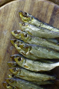 Tahtada füme balığın yakın görüntüsü