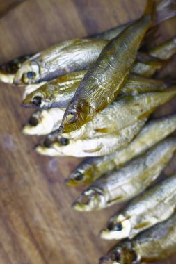 Tahtada füme balığın yakın görüntüsü