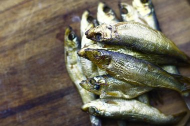 Tahtada füme balığın yakın görüntüsü