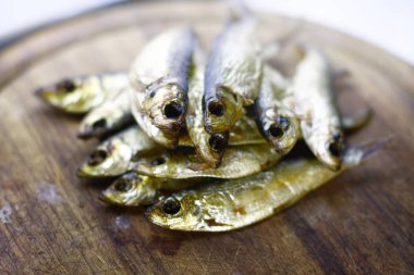 Tahtada füme balığın yakın görüntüsü