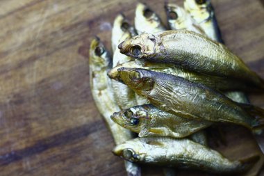 Tahtada füme balığın yakın görüntüsü