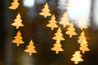 Çelenklerle süslenmiş kış çelengi