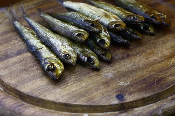 Vue Rapprochée Poisson Fumé Sur Planche Bois — Photo