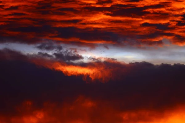 Krajobraz Wieczorem Dramatycznym Czerwonym Niebem Ciemnymi Chmurami — Zdjęcie stockowe