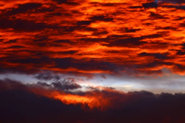 Пейзаж Вечернее Время Ярко Красным Небом Темными Облаками — стоковое фото