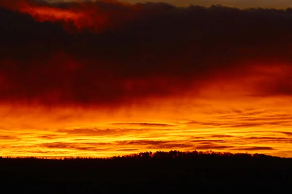 Paisaje Por Noche Con Cielo Rojo Dramático Nubes Oscuras —  Fotos de Stock