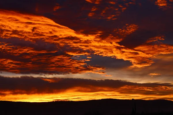 Landschap Avond Met Dramatische Rode Lucht Donkere Wolken — Stockfoto