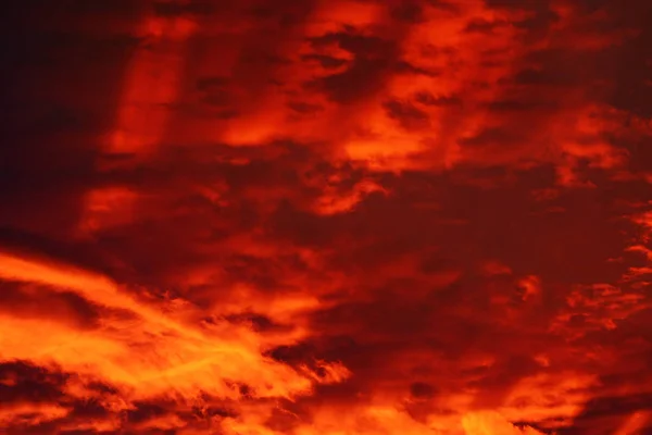 Пейзаж Вечернее Время Ярко Красным Небом Темными Облаками — стоковое фото