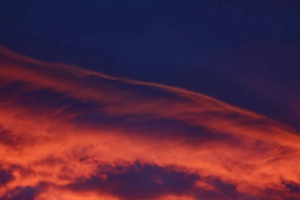 Paisaje Por Noche Con Cielo Rojo Dramático Nubes Oscuras —  Fotos de Stock