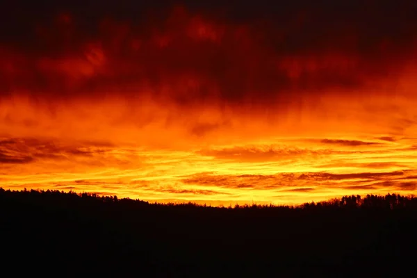 Landschap Avond Met Dramatische Rode Lucht Donkere Wolken — Stockfoto