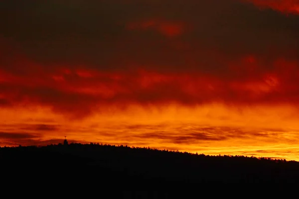 Paisagem Noite Com Céu Vermelho Dramático Nuvens Escuras — Fotografia de Stock