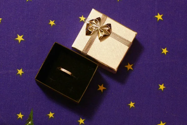 Diamantring Geschenkbox Mit Schleife Auf Blauem Hintergrund Mit Gelben Sternen — Stockfoto