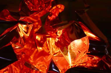 İçeriden yakılan buruşmuş bakır levhanın yakın görüntüsü