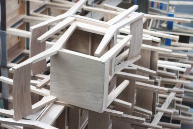 Üst üste dizilmiş sandalyelerin yakın görüntüsü