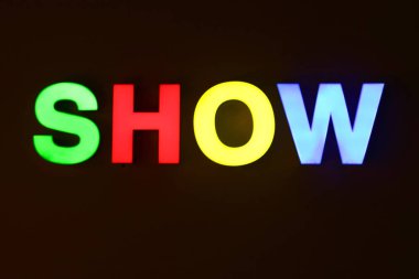 Neon renkli kelime gösteriminin yakın görüntüsü