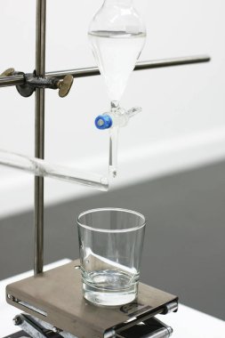 Masanın üzerindeki su bardağının yakın görüntüsü