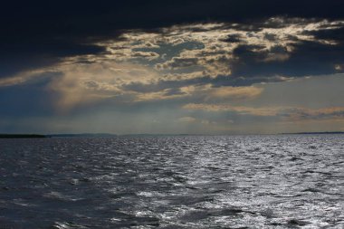 Gün batımında dalgalı nehir suyu