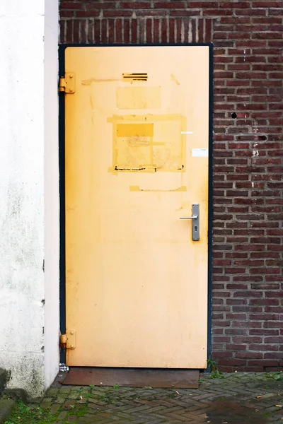 Крупним Планом Вигляд Жовтих Дверей Цегляній Стіні — стокове фото