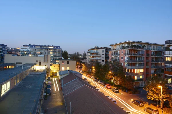 Geceleri Pencereden Görünen Binaların Manzarası — Stok fotoğraf